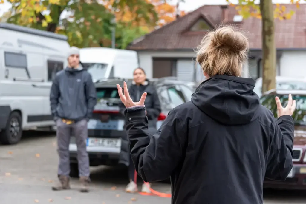Training in einer Hundeschule mit Teilnehmern und Trainerin.